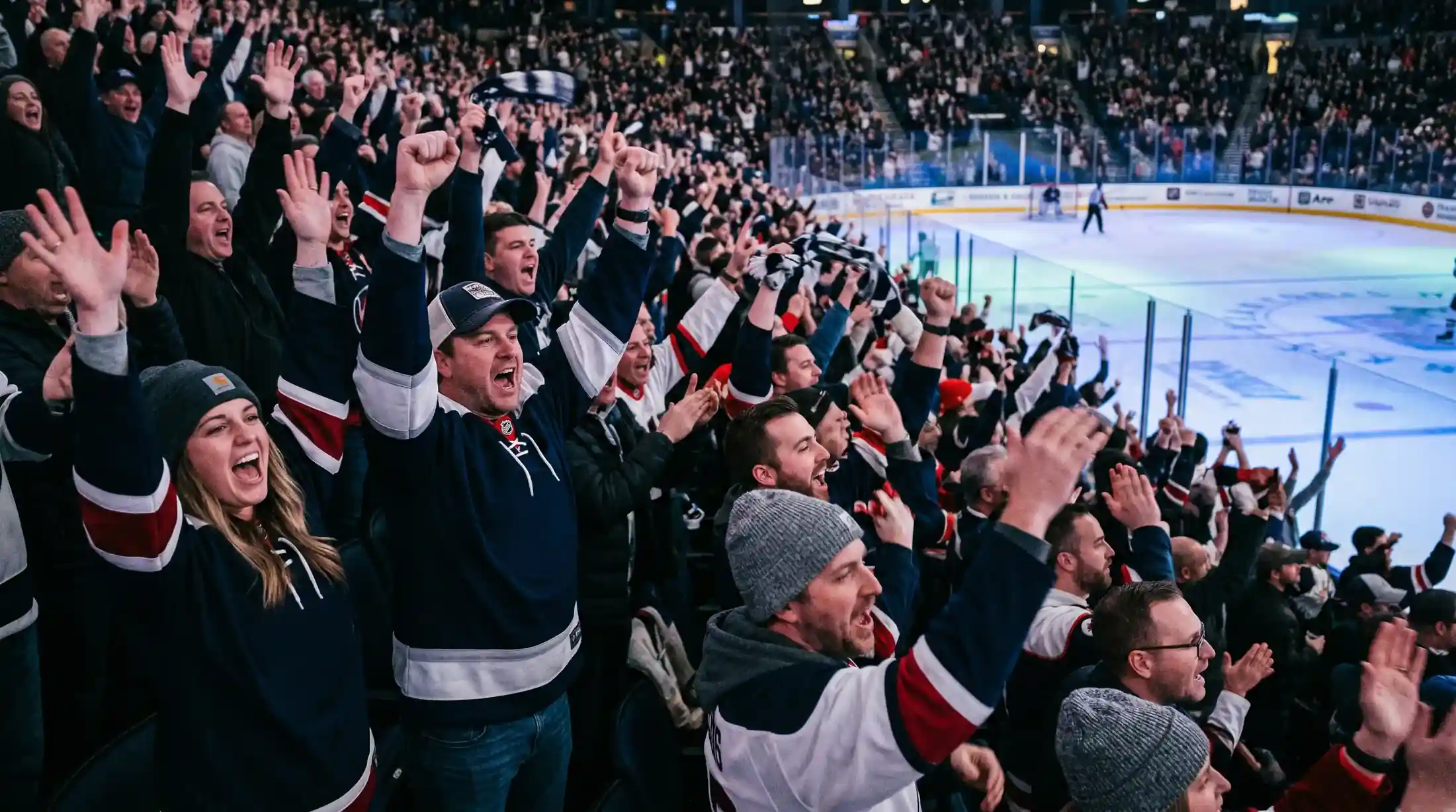 Entuzjastyczni kibice NHL na trybunach areny podczas emocjonującego meczu hokejowego